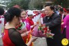 Ông Nguyễn Hồng Quân tặng hoa cho đại diện các CLB dự ngày hội.
