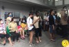 Người dân TP HCM về từ Đà Nẵng chờ lấy mẫu dịch họng, mũi tại Trung tâm Y tế dự phòng quận Bình Thạnh, chiều 28/7. Ảnh Thuận Nguyễn