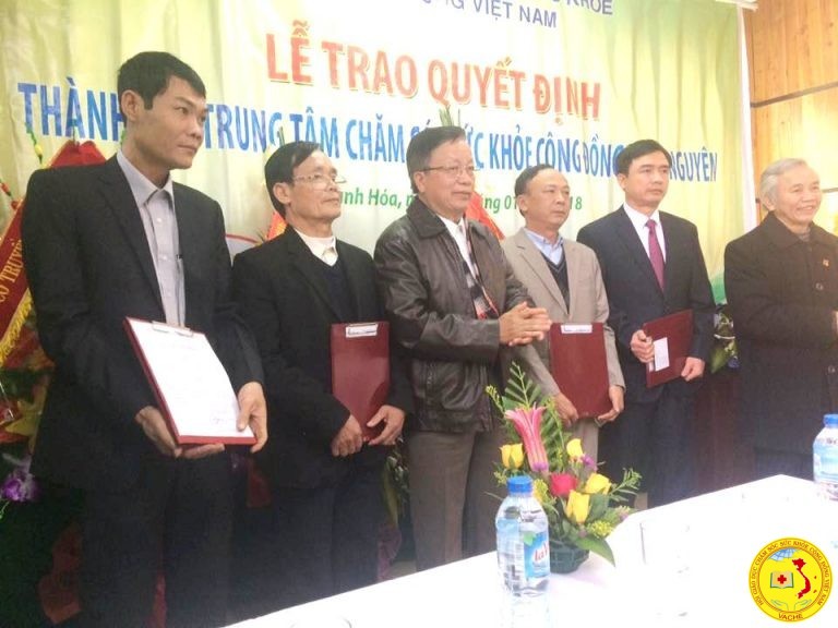 Chủ tịch Nguyễn Hồng Quân trao Quyết định nhân sự cho Ban lãnh đạo Trung tâm