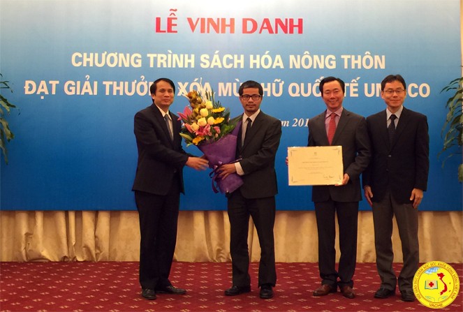 Nguyễn Quang Thạch nhận hoa tại lễ vinh danh