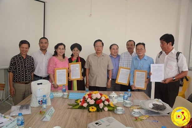 Ông Nguyễn Hồng Quân, Chủ tịch Hội Giáo dục chăm sóc sức khỏe cộng đồng Việt Nam chụp hình lưu niệm cùng các Chi hội tại TPHCM.