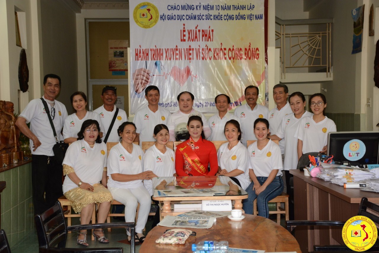 Cán bộ, thành viên tham gia lễ xuất phát “hành trình xuyên Việt vì sức khỏe cộng đồng”