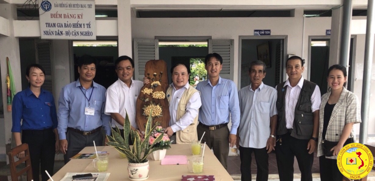 Ông Phạm Đình Vương tặng tranh cho lãnh đạo xã Chánh An huyện Mang Thít