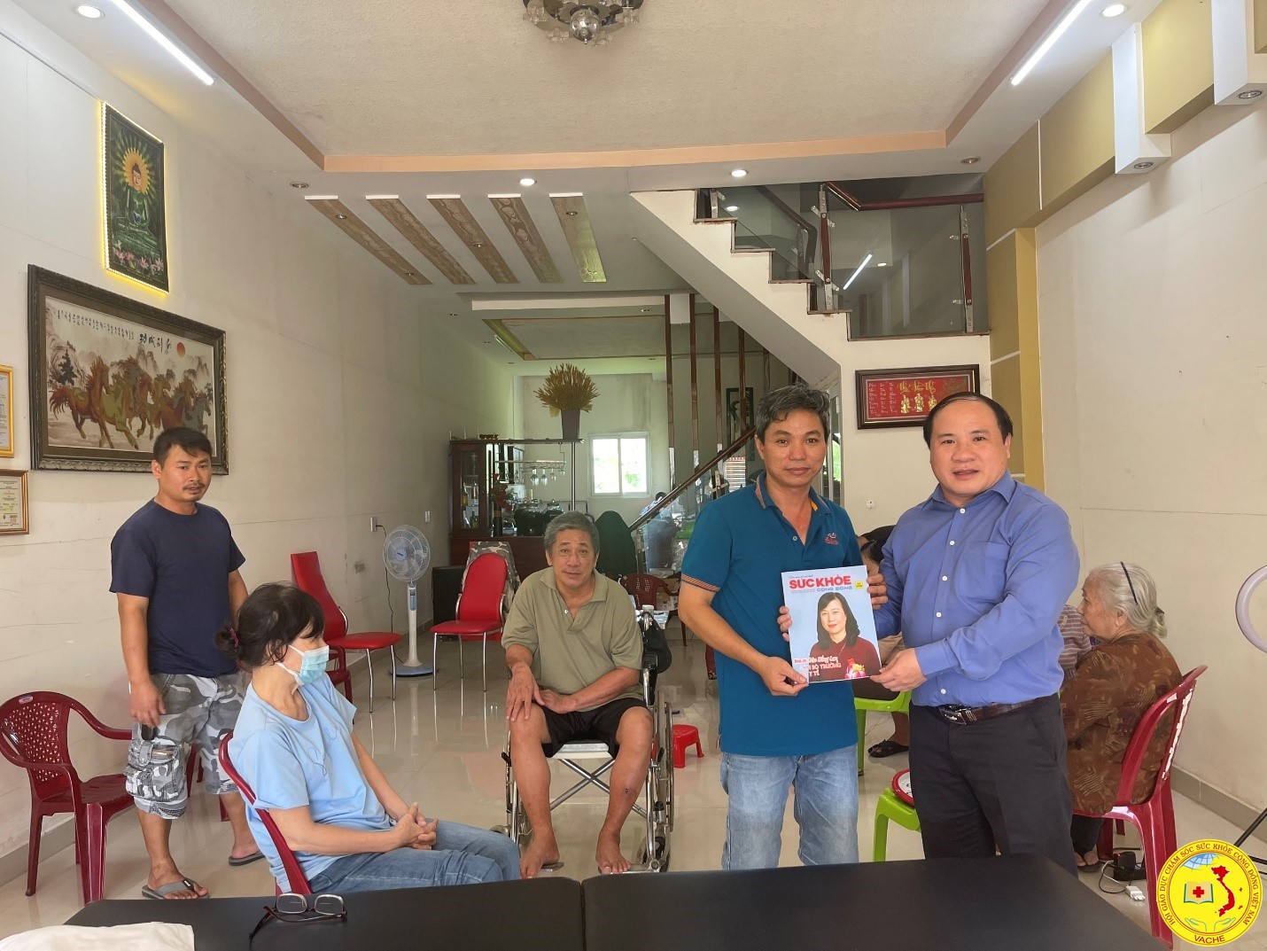 Ông Phạm Đình Vương, Trưởng Văn phòng Đại diện Trung Ương Hội GDCSSKCĐ Việt Nam tại TP. HCM trao tặng Tạp Chí Sức Khoẻ Cộng Đồng số ra tháng 11/2022 cho Lương Y Phan Nhật Anh tại Ninh Thuận.