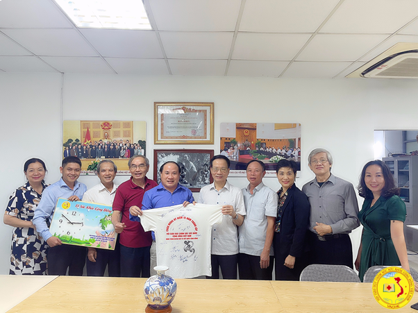 Ông Phạm Đình Vương tặng chiếc áo ký tên hành trình xuyên Việt vì sức khoẻ cộng đồng cho Ban lãnh đạo Hội GDCSSKCĐ Việt Nam tại Hà Nội để lưu niệm dịp kỷ niệm 15 năm thành lập Hội