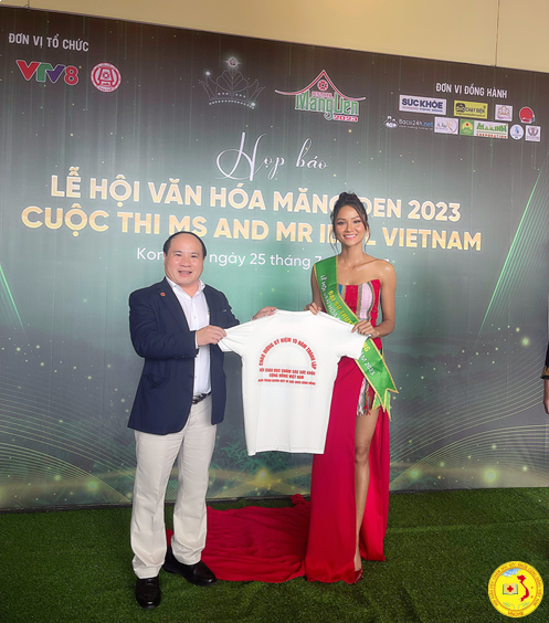 ​​​​​​​Ông Phạm Đình Vương cùng Hoa hậu hoàn vũ H”Hen Niê tại họp báo lễ hội văn hóa măng đen Kon Tum 2023