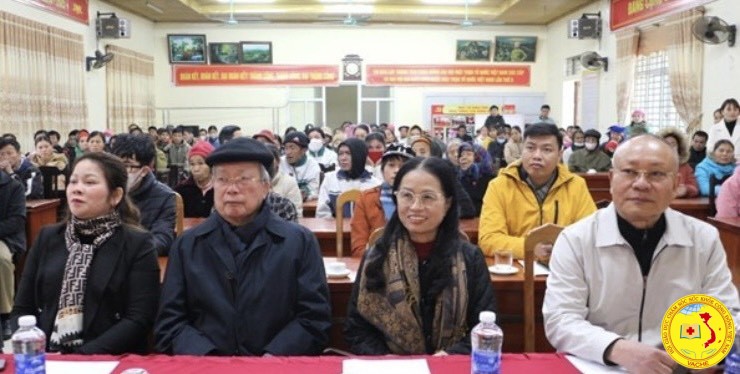 Ông Nguyễn Hồng Quân, Chủ tịch Hội GDCSSKCĐ Việt Nam cùng phu nhân (ngồi giữa); Ông Nguyễn Mạnh Thản, Tổng Giám đốc Công ty Cổ phần Ao Vua (ngoài cùng, bên phải) tại chương trình trao quà Tết