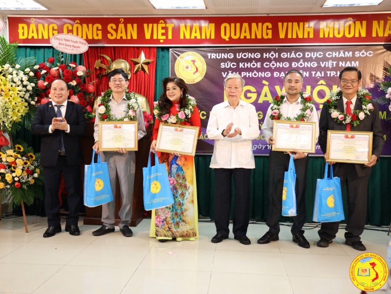 Ông Nguyễn Hồng Quân đứng giửa