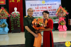 Ông Tạ Quang Vinh tặng hoa chúc mừng bà Đỗ Minh Phồn, Chi hội trưởng Chi hội GDCSSKCĐ khu phố 7, phường 3.