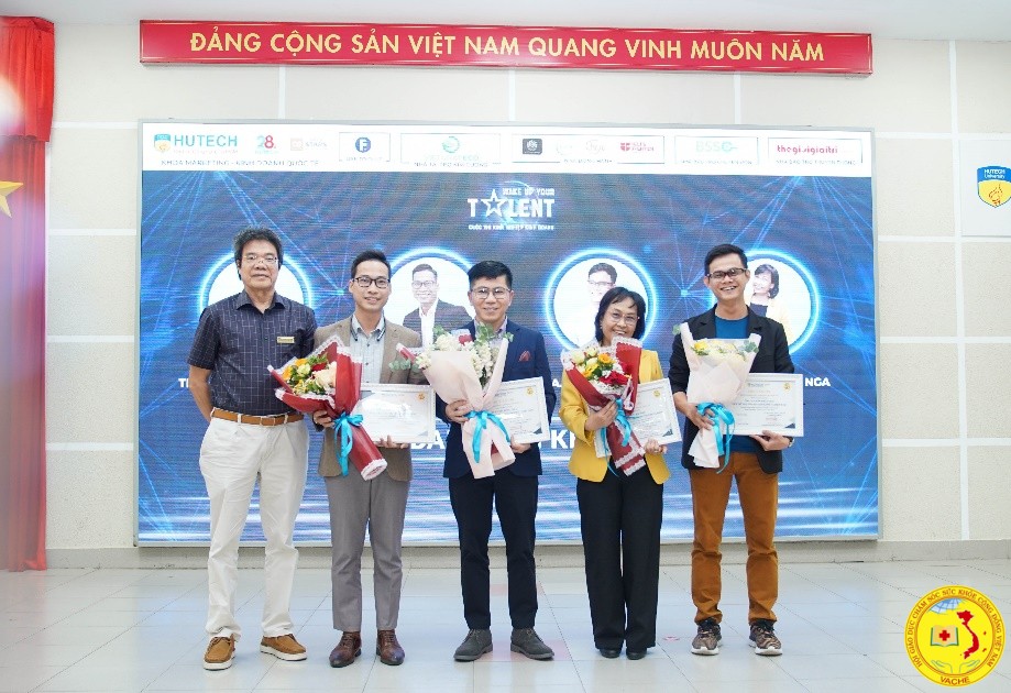 PGS.TS.Nguyễn Phú Tụ tặng hoa và thư cảm ơn tới Ban giám khảo