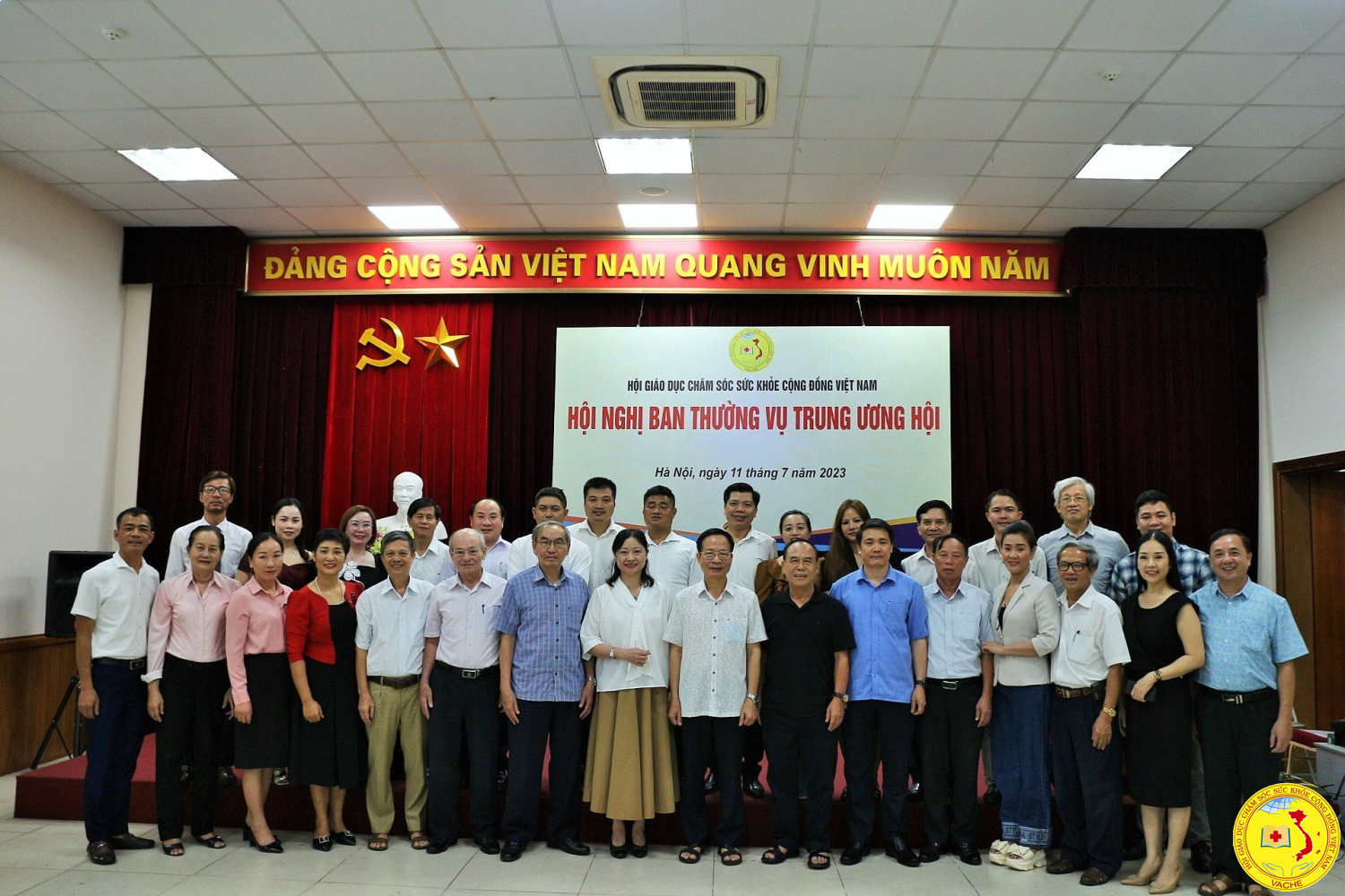 Đại biểu và các ủy viên Ban Thường Vụ Hội GDCSSKCĐ Việt Nam lưu niệm tại Hội Nghị